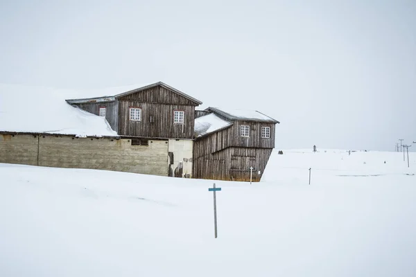 Piękne, minimalistyczne krajobraz domu w śniegu w Norwegii — Zdjęcie stockowe