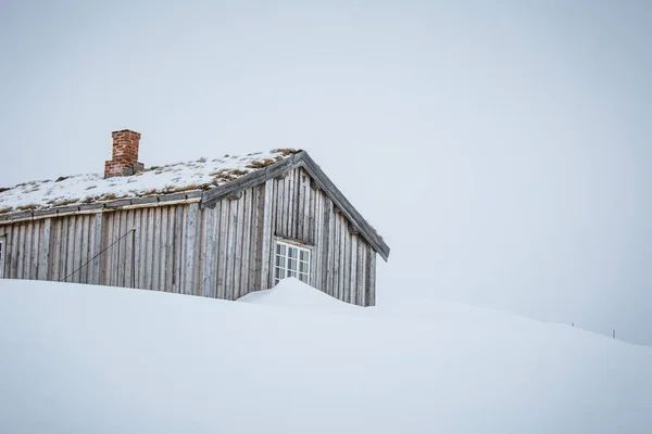 नॉर्वे में बर्फ में एक घर का एक सुंदर, न्यूनतम परिदृश्य — स्टॉक फ़ोटो, इमेज