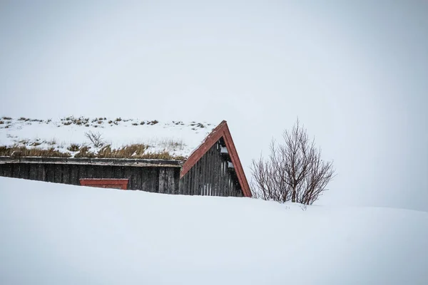 Piękne, minimalistyczne krajobraz domu w śniegu w Norwegii — Zdjęcie stockowe