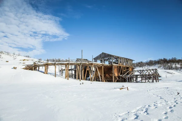 Eski, terk edilmiş bir bakır snowy Norveç manzarada bina benim