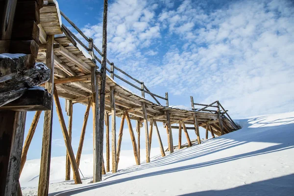Ein altes, verlassenes Kupferminengebäude in der verschneiten norwegischen Landschaft — Stockfoto