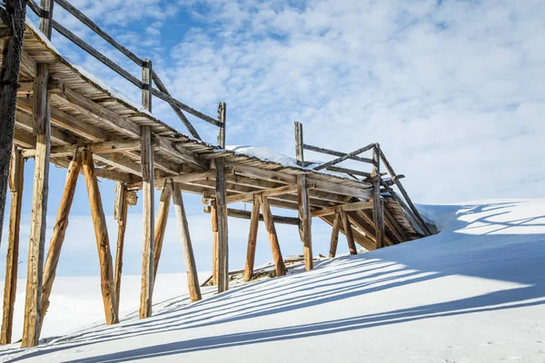 Stary, opuszczony miedź kopalnia budynku w śnieżny krajobraz Norwegia — Zdjęcie stockowe