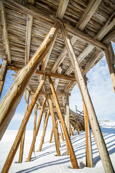 Staré, opuštěné měděný důl, budova v zasněžené krajině, Norsko — Stock fotografie