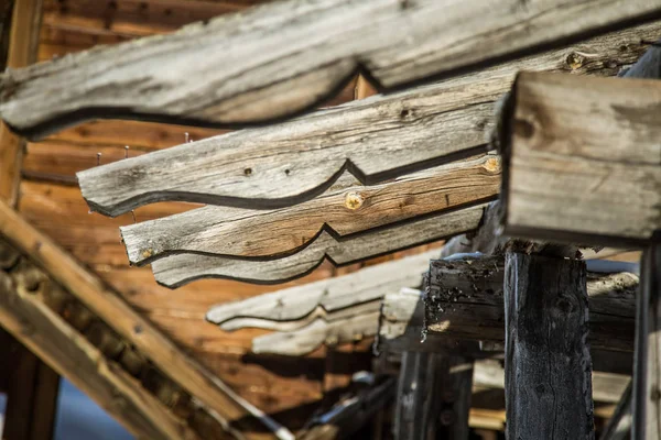 Una vecchia miniera di rame abbandonata nel paesaggio nevoso della Norvegia — Foto Stock