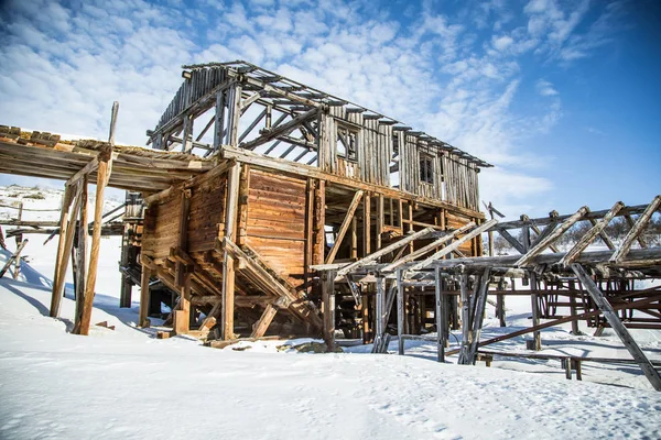 Un viejo y abandonado edificio de mina de cobre en el nevado paisaje noruego — Foto de Stock