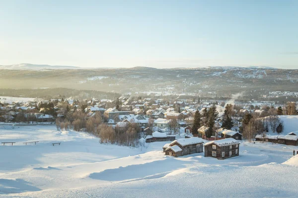 Een mooie ochtend panorama van een kleine Noorse stad tijdens zonsopgang met een fakkels en warme uitstraling — Stockfoto