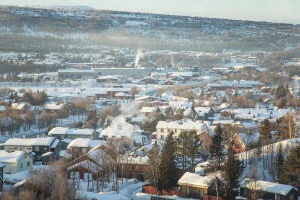 Un magnifique panorama matinal d'une petite ville norvégienne au lever du soleil avec des fusées éclairantes et un regard chaleureux — Photo