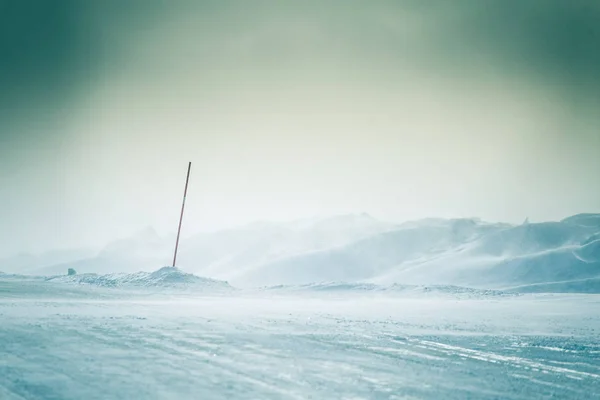 Uma bela paisagem minimalista de colinas norueguesas nevadas. Limpo, leve, chave alta, olhar decorativo . — Fotografia de Stock