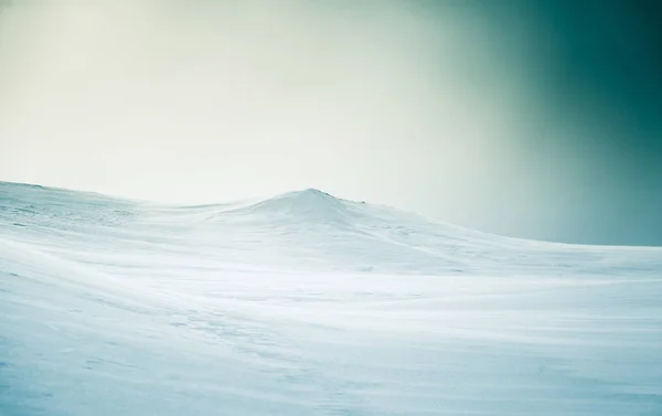 Een prachtige, minimalistische landschap van besneeuwde heuvels van de Noorse. Schoon, licht, hoge sleutel, decoratieve uitstraling. — Stockfoto