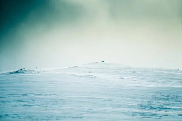 Ett vackra, minimalistiska landskap med snöiga norska kullar. Ren, ljus, hög nyckel, dekorativa utseende. — Stockfoto