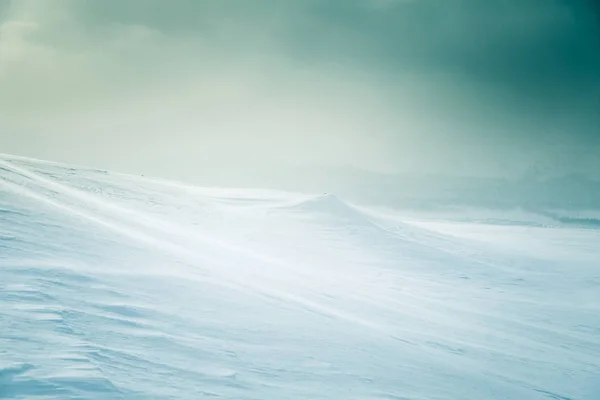Een prachtige, minimalistische landschap van besneeuwde heuvels van de Noorse. Schoon, licht, hoge sleutel, decoratieve uitstraling. — Stockfoto