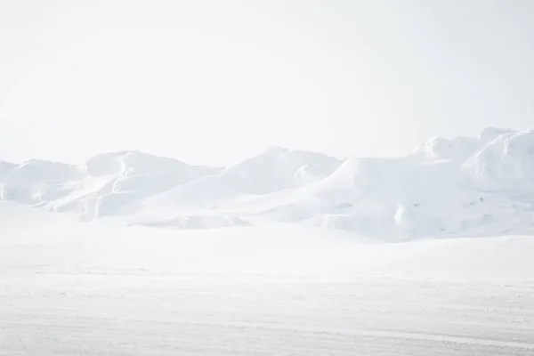 Ένα όμορφο, μινιμαλιστικό τοπίο της επίπεδη, χιονισμένο πεδίο Νορβηγικά. Καθαρό, ελαφρύ, υψηλό κλειδί, διακοσμητικό βλέμμα. — Φωτογραφία Αρχείου