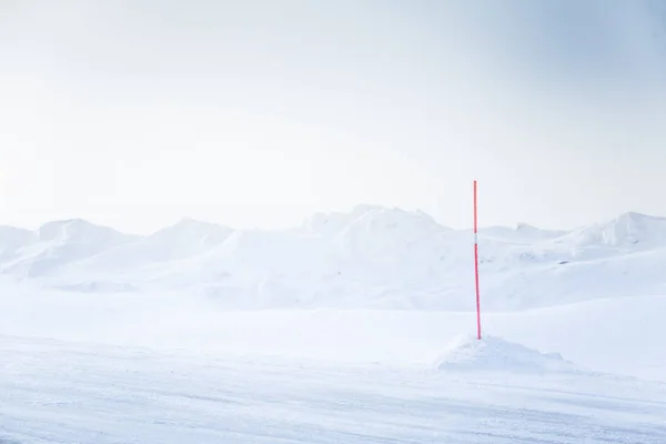 A beautiful, minimalist landscape of flat, snowy Norwegian field. Clean, light, high key, decorative look. — Stock Photo, Image