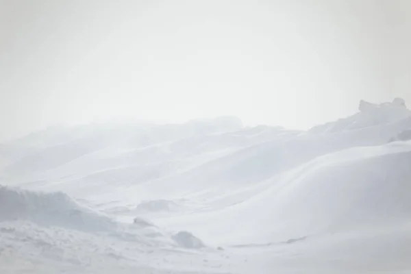 Piękne, minimalistycznym krajobraz płaski, snowy pola norweski. Czysty, lekki, high-key, dekoracyjny wygląd. — Zdjęcie stockowe