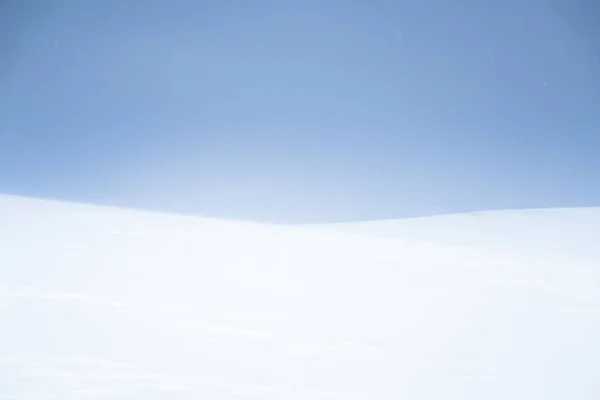 Uma bela paisagem minimalista de campo norueguês plano e nevado. Limpo, leve, chave alta, olhar decorativo . — Fotografia de Stock