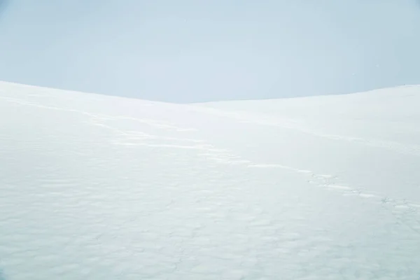 Un bellissimo paesaggio minimalista di pianeggiante, innevato campo norvegese. Pulito, leggero, alto chiave, aspetto decorativo . — Foto Stock