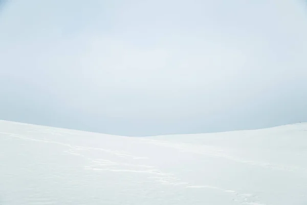 Un bellissimo paesaggio minimalista di pianeggiante, innevato campo norvegese. Pulito, leggero, alto chiave, aspetto decorativo . — Foto Stock