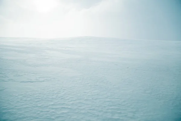 Egy gyönyörű, minimalista táj lapos, havas, norvég mező. Tiszta, világos, nagy kulcs, dekoratív megjelenés. — Stock Fotó