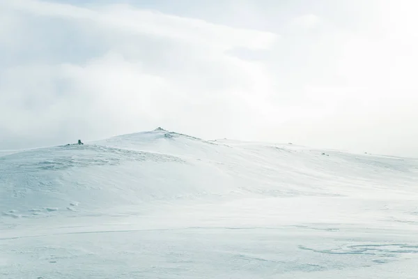 Un beau paysage minimaliste de terrain norvégien plat et enneigé. Propre, léger, haut de gamme, look décoratif . — Photo