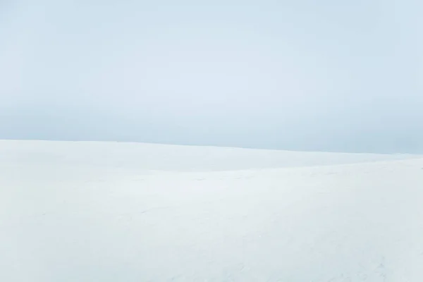 Düz, karlı Norveç alan güzel, minimalist bir manzara. Temiz, ışık, yüksek anahtar, dekoratif bir görünüm.