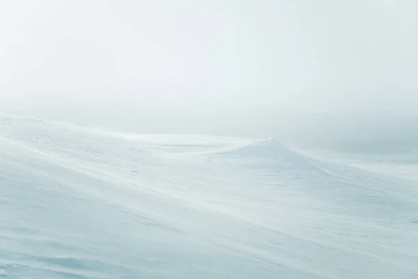 Uma bela paisagem minimalista de campo norueguês plano e nevado. Limpo, leve, chave alta, olhar decorativo . — Fotografia de Stock