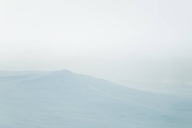 Düz, karlı Norveç alan güzel, minimalist bir manzara. Temiz, ışık, yüksek anahtar, dekoratif bir görünüm.