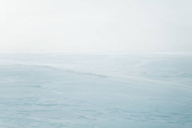 Düz, karlı Norveç alan güzel, minimalist bir manzara. Temiz, ışık, yüksek anahtar, dekoratif bir görünüm.