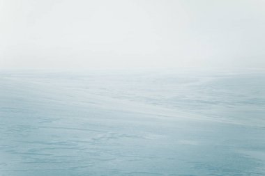 Düz, karlı Norveç alan güzel, minimalist bir manzara. Temiz, ışık, yüksek anahtar, dekoratif bir görünüm.