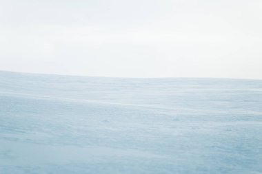 Düz, karlı Norveç alan güzel, minimalist bir manzara. Temiz, ışık, yüksek anahtar, dekoratif bir görünüm.