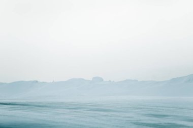 Düz, karlı Norveç alan güzel, minimalist bir manzara. Temiz, ışık, yüksek anahtar, dekoratif bir görünüm.