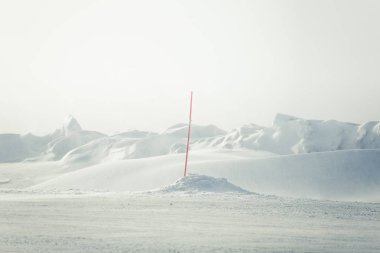 Norveç kışın Emanet direkleri olan beyaz, karlı yol ile güzel bir manzara