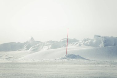 Norveç kışın Emanet direkleri olan beyaz, karlı yol ile güzel bir manzara