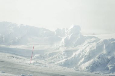 Norveç kışın Emanet direkleri olan beyaz, karlı yol ile güzel bir manzara
