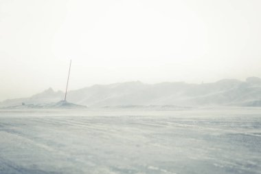 Norveç kışın Emanet direkleri olan beyaz, karlı yol ile güzel bir manzara