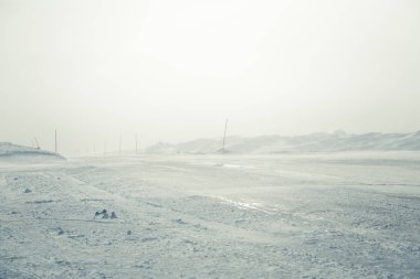 Norveç kışın Emanet direkleri olan beyaz, karlı yol ile güzel bir manzara