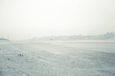 Norveç kışın Emanet direkleri olan beyaz, karlı yol ile güzel bir manzara