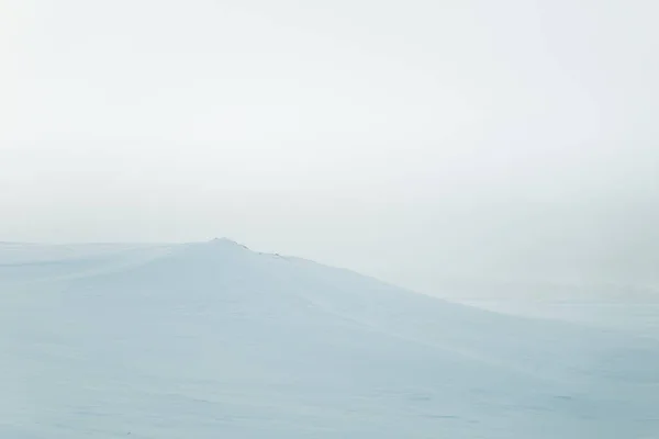 Un bellissimo paesaggio minimalista di pianeggiante, innevato campo norvegese. Pulito, leggero, alto chiave, aspetto decorativo . — Foto Stock