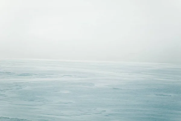 Un bellissimo paesaggio minimalista di pianeggiante, innevato campo norvegese. Pulito, leggero, alto chiave, aspetto decorativo . — Foto Stock