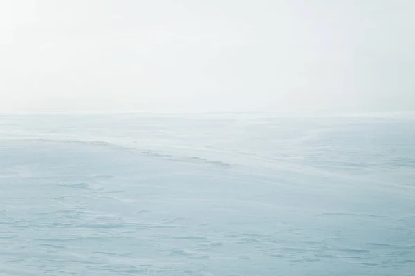 Een prachtige, minimalistische landschap van platte, besneeuwde Noorse veld. Schoon, licht, hoge sleutel, decoratieve uitstraling. — Stockfoto
