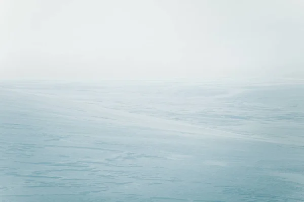 Ένα όμορφο, μινιμαλιστικό τοπίο της επίπεδη, χιονισμένο πεδίο Νορβηγικά. Καθαρό, ελαφρύ, υψηλό κλειδί, διακοσμητικό βλέμμα. — Φωτογραφία Αρχείου