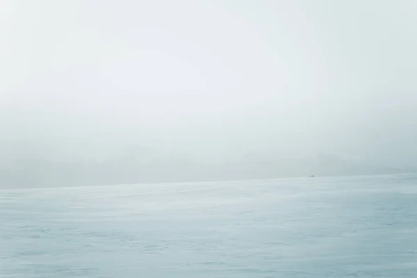 Un hermoso paisaje minimalista de campo noruego plano y nevado. Limpio, ligero, llave alta, aspecto decorativo . — Foto de Stock