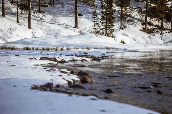 Krásná krajina s zamrzlou řeku v norské zimě — Stock fotografie