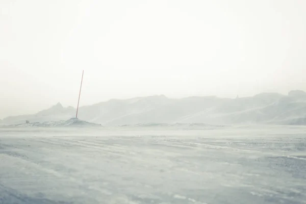 Piękny krajobraz z białym, snowy drogą z Polaków bezpieczeństwa zimą norweski — Zdjęcie stockowe