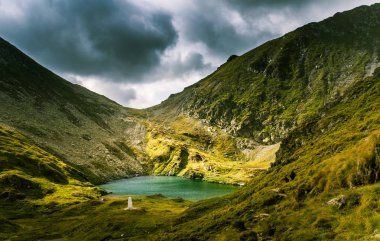 Karpatlar içinde bir güzel, güneşli dağ gölü