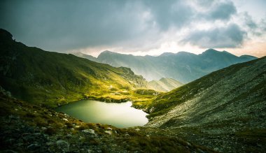 Karpatlar içinde bir güzel, güneşli dağ gölü