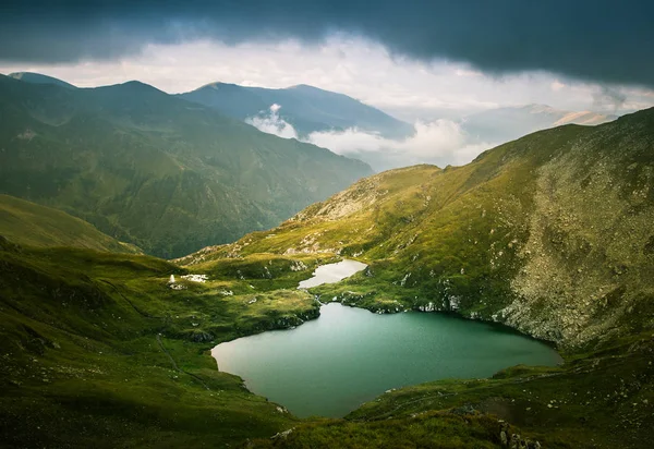 A beautiful, sunny mountain lake in Carpathians — Stock Photo, Image