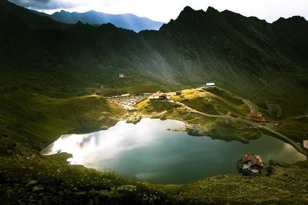 Karpatlar içinde bir güzel, güneşli dağ gölü
