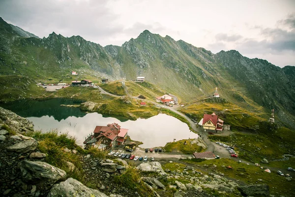 Karpatlar içinde bir güzel, güneşli dağ gölü