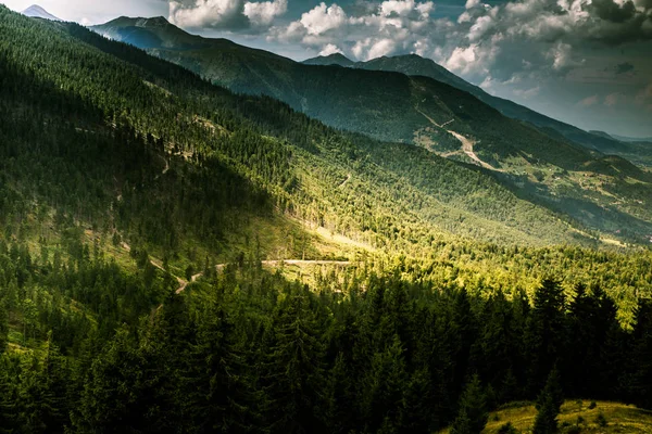 Гарними гірськими пейзажами у Карпатах — стокове фото