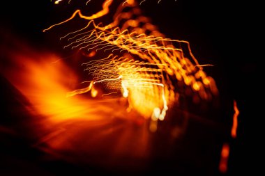 Işık koyu arka plan üzerinde kırmızı soyut yollar. Uzun pozlama.